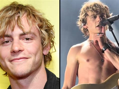 Ross Lynch performed shirtless at a gig and everyone is going。